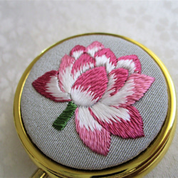 日本刺繍【蓮の花】絹のアクセサリーケース（ミラー付き）  Gold 　 ◆ライトグレー◆ 2枚目の画像