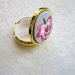 日本刺繍【蓮の花】絹のアクセサリーケース（ミラー付き）  Gold 　 ◆ライトグレー◆ 6枚目の画像