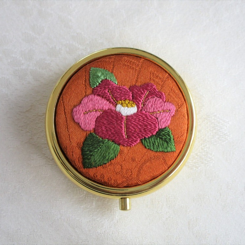 日本刺繍【つばき】絹のアクセサリーケース（ミラー付き） Gold