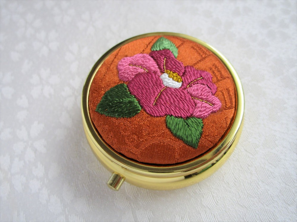 日本刺繍【つばき】絹のアクセサリーケース（ミラー付き） Gold 　 ◆金茶色◆  刺繍 手刺繍 花刺繍 伝統工芸 3枚目の画像