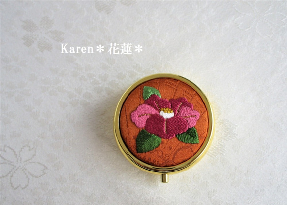 日本刺繍【つばき】絹のアクセサリーケース（ミラー付き） Gold 　 ◆金茶色◆  刺繍 手刺繍 花刺繍 伝統工芸 2枚目の画像