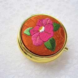 日本刺繍【つばき】絹のアクセサリーケース（ミラー付き） Gold 　 ◆金茶色◆  刺繍 手刺繍 花刺繍 伝統工芸 4枚目の画像