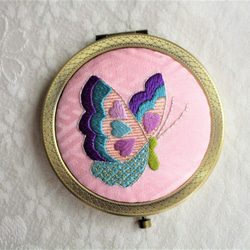 かわいい蝶々の帯　刺繍　桜色 クロスステッチフレーム＜花桃の下のお雛様＞ | リバティ 生地、編み物 着物・浴衣