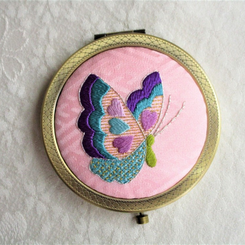 日本刺繍【蝶々】絹のコンパクトミラー AG ◇かわいい桜色◇ 手鏡