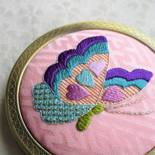 日本刺繍【蝶々】絹のコンパクトミラー AG ◇かわいい桜色◇ 手鏡