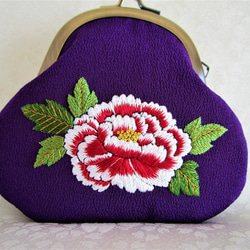 日本刺繍【牡丹】華麗な絹のがま口＜手のひらサイズ＞　◆紫色◆　 2枚目の画像