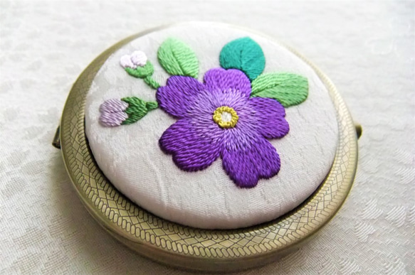 日本刺繍【青紫の花】コンパクトミラー   AG 2枚目の画像