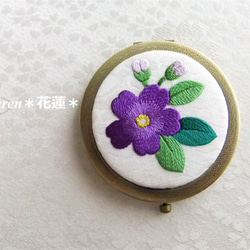 日本刺繍【青紫の花】コンパクトミラー   AG 3枚目の画像