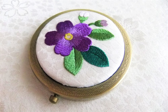 日本刺繍【青紫の花】コンパクトミラー   AG 6枚目の画像