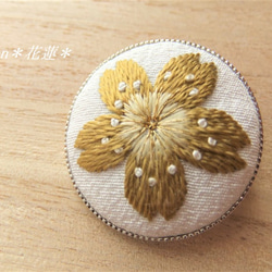 ◆送料無料◆日本刺繍【金の桜】のブローチ 2枚目の画像