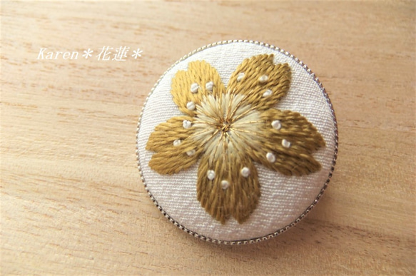 ◆送料無料◆日本刺繍【金の桜】のブローチ 2枚目の画像