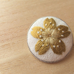◆送料無料◆日本刺繍【金の桜】のブローチ 1枚目の画像