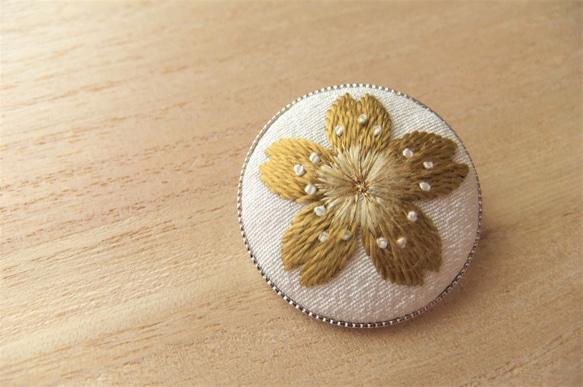 ◆送料無料◆日本刺繍【金の桜】のブローチ 1枚目の画像