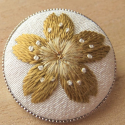 ◆送料無料◆日本刺繍【金の桜】のブローチ 3枚目の画像