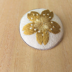 ◆送料無料◆日本刺繍【金の桜】のブローチ 4枚目の画像
