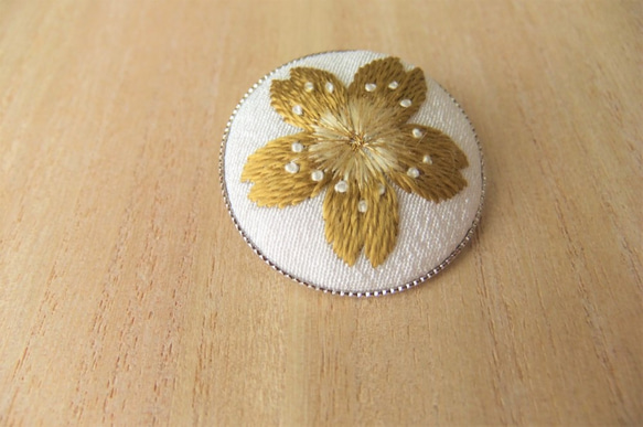 ◆送料無料◆日本刺繍【金の桜】のブローチ 4枚目の画像