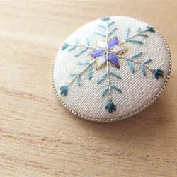 ◆送料無料◆日本刺繍【雪の結晶】のブローチ 2枚目の画像