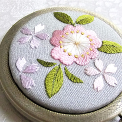 日本刺繍 【桜の花】コンパクトミラー AG  ◆ライトグレー◆ 2枚目の画像