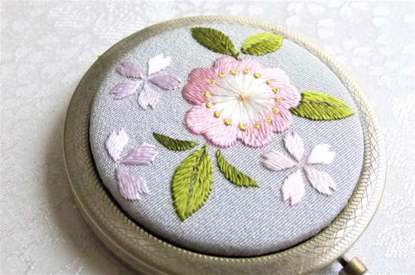 日本刺繍 【桜の花】コンパクトミラー AG  ◆ライトグレー◆ 2枚目の画像