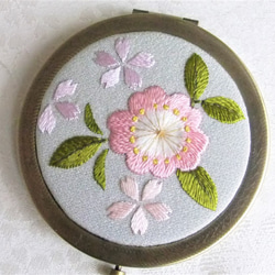 日本刺繍 【桜の花】コンパクトミラー AG  ◆ライトグレー◆ 3枚目の画像