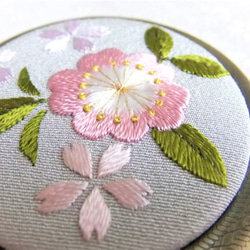 日本刺繍 【桜の花】コンパクトミラー AG  ◆ライトグレー◆ 4枚目の画像