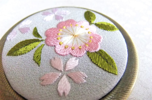 日本刺繍 【桜の花】コンパクトミラー AG  ◆ライトグレー◆ 4枚目の画像