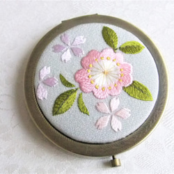 日本刺繍 【桜の花】コンパクトミラー AG  ◆ライトグレー◆ 5枚目の画像