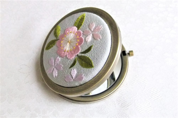 日本刺繍 【桜の花】コンパクトミラー AG  ◆ライトグレー◆ 7枚目の画像