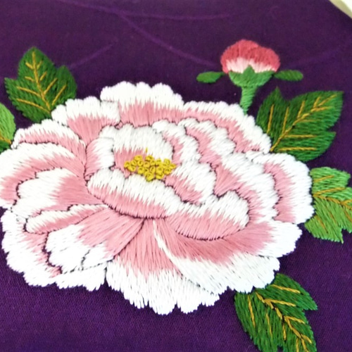 日本刺繍【牡丹の花】がま口ポーチ ◇紫色◇ ポーチ Karen＊花蓮