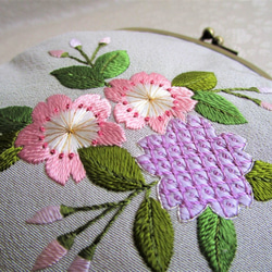 絹生地のがま口ポーチ【桜の花】＊＊日本刺繡・手刺繡＊＊ ◆ライトグレー◆ 3枚目の画像