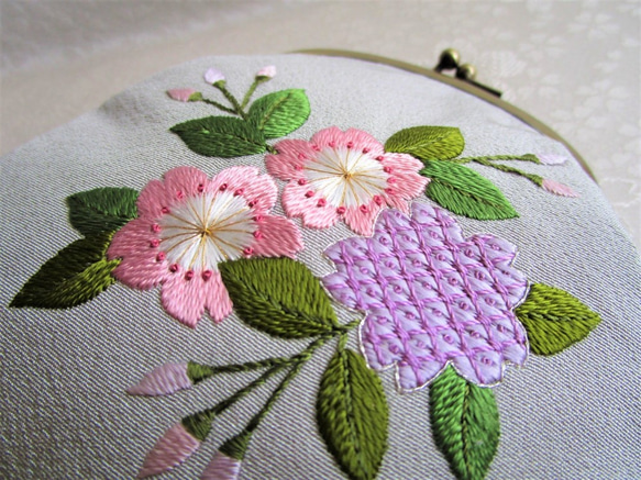 絹生地のがま口ポーチ【桜の花】＊＊日本刺繡・手刺繡＊＊ ◆ライトグレー◆ 3枚目の画像