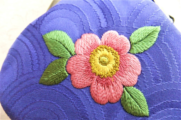 日本刺繍【薔薇】のがま口ケース　◆瑠璃色の青海模様◆　　 4枚目の画像