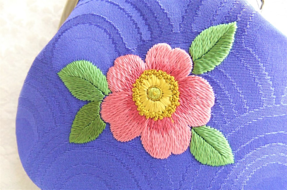 日本刺繍【薔薇】のがま口ケース　◆瑠璃色の青海模様◆　　 5枚目の画像