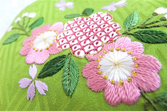 【桜の舞】日本刺繍　桜のがま口ポーチ　◆若草色◆ ＜缶２つ付＞ 2枚目の画像