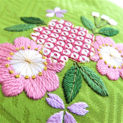 【桜の舞】日本刺繍　桜のがま口ポーチ　◆若草色◆ ＜缶２つ付＞ 3枚目の画像