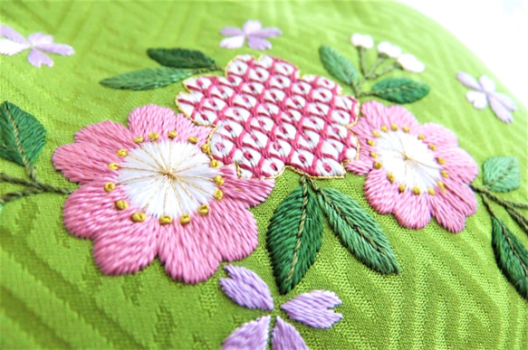 【桜の舞】日本刺繍　桜のがま口ポーチ　◆若草色◆ ＜缶２つ付＞ 3枚目の画像