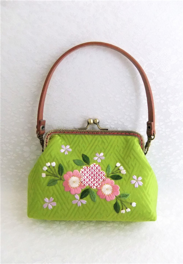 【桜の舞】日本刺繍　桜のがま口ポーチ　◆若草色◆ ＜缶２つ付＞ 5枚目の画像