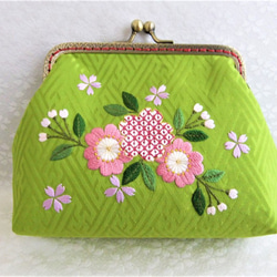 【桜の舞】日本刺繍　桜のがま口ポーチ　◆若草色◆ ＜缶２つ付＞ 9枚目の画像