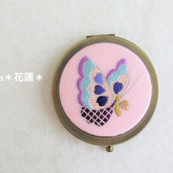 日本刺繍【蝶蝶】絹のコンパクトミラー  AG　◆桜色◆　 1枚目の画像