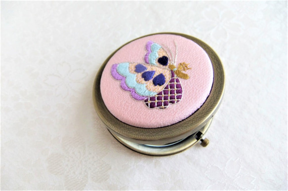 日本刺繍【蝶蝶】絹のコンパクトミラー  AG　◆桜色◆　 4枚目の画像