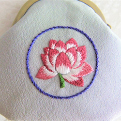 日本刺繍【蓮の花】のがま口ケース　◆ライトグレー◆　 2枚目の画像