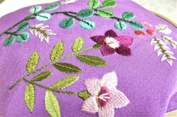 日本刺繍【桔梗と萩】がま口ポーチ ◆すみれ色◆ 5枚目の画像