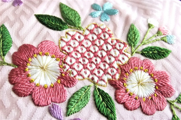 【桜の舞】日本刺繍　桜のがま口ポーチ　◆サクラ色◆ ＜缶2つ付＞ 3枚目の画像