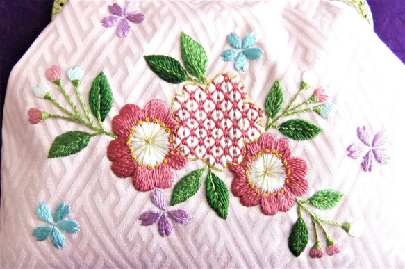 【桜の舞】日本刺繍　桜のがま口ポーチ　◆サクラ色◆ ＜缶2つ付＞ 5枚目の画像