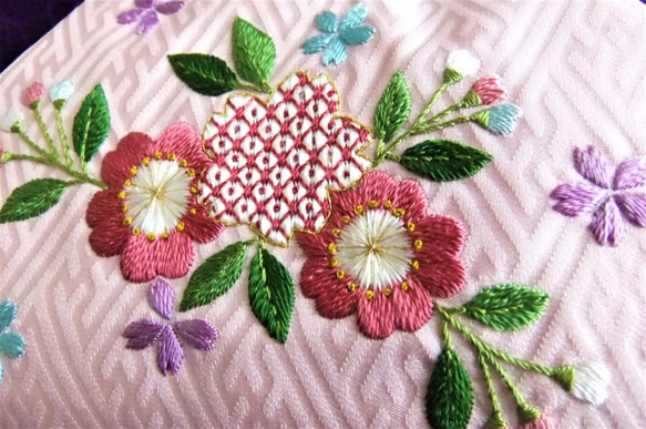 【桜の舞】日本刺繍　桜のがま口ポーチ　◆サクラ色◆ ＜缶2つ付＞ 7枚目の画像