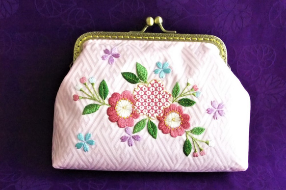 【桜の舞】日本刺繍　桜のがま口ポーチ　◆サクラ色◆ ＜缶2つ付＞ 9枚目の画像