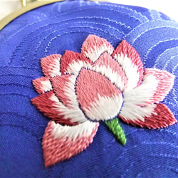 手刺繍【蓮の花】のがま口 コインケース 《日本刺繍》　◆瑠璃色の青海模様◆ 2枚目の画像