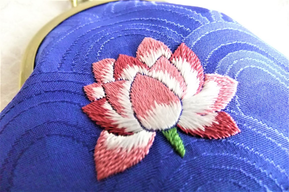 手刺繍【蓮の花】のがま口 コインケース 《日本刺繍》　◆瑠璃色の青海模様◆ 2枚目の画像