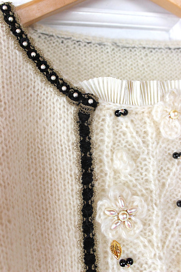 ビーズ刺繍のブレードと花が可愛らしい半袖モヘアニット 3枚目の画像