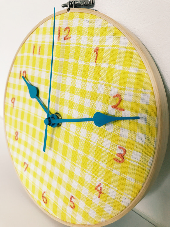 【名入れ可能】壁掛け時計 刺繍枠とポップな色合いでプレゼントにピッタリ 1枚目の画像